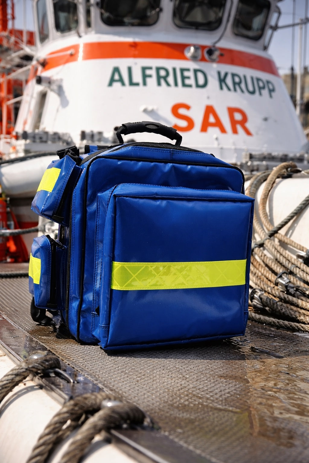 Blauer Notfallrucksack Kassel auf einem SAR-Rettungsschiff für Wasserrettung, Seenotrettung und maritime Notfallmedizin