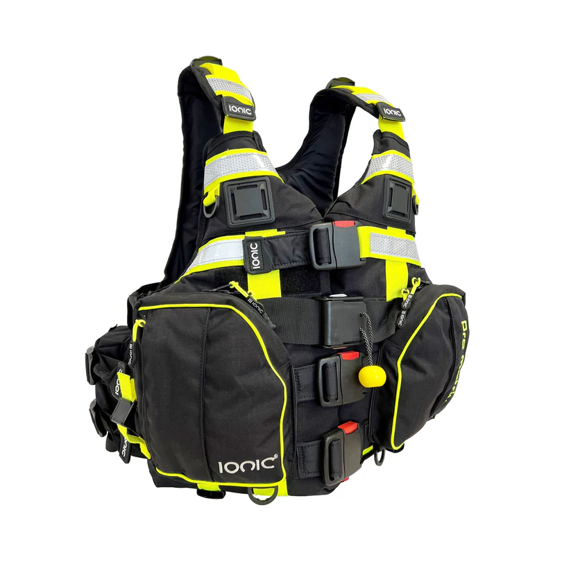 Frontansicht der Pro Matrix Strömungsrettungsweste mit großvolumigen Ausrüstungstaschen, Quick-Release-System und Reflexelementen für Wasserrettung, Feuerwehr, DLRG und Wasserwacht – professionelle Rettungsweste für Strömungsrettung, Wildwasser und Hochwassereinsätze mit maximalem Stauraum und hoher Bewegungsfreiheit.