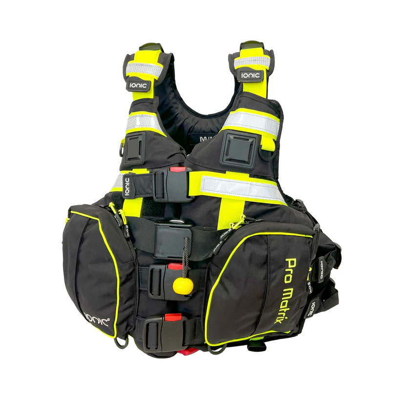 Frontansicht der Pro Matrix Strömungsrettungsweste mit mehreren Ausrüstungstaschen, Quick-Release-System und Reflexelementen für Wasserrettung, Feuerwehr, DLRG, Wasserwacht und Strömungsretter – maximale Sicherheit, Stauraum und Bewegungsfreiheit im Einsatz.