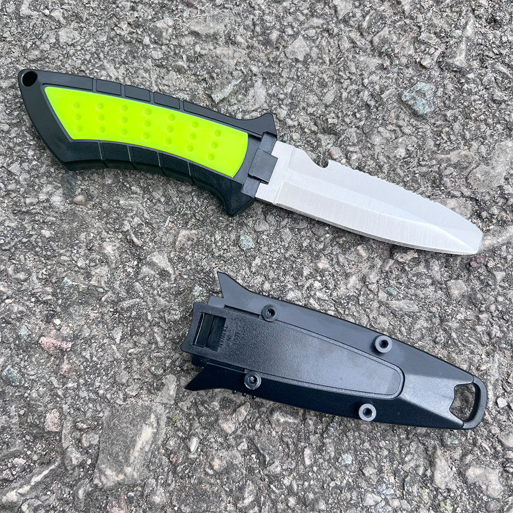 Rettungsmesser mit feststehender Edelstahlklinge und robuster Kunststoffscheide auf Einsatzuntergrund. Vielseitiges Einsatzmesser für Feuerwehr, Rettungsdienst, Wasserrettung, THW und technische Hilfeleistung.