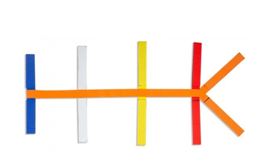 Vier farbige Spineboardspinne (blau, weiß, gelb, rot) mit orangefarbener Bandschlinge