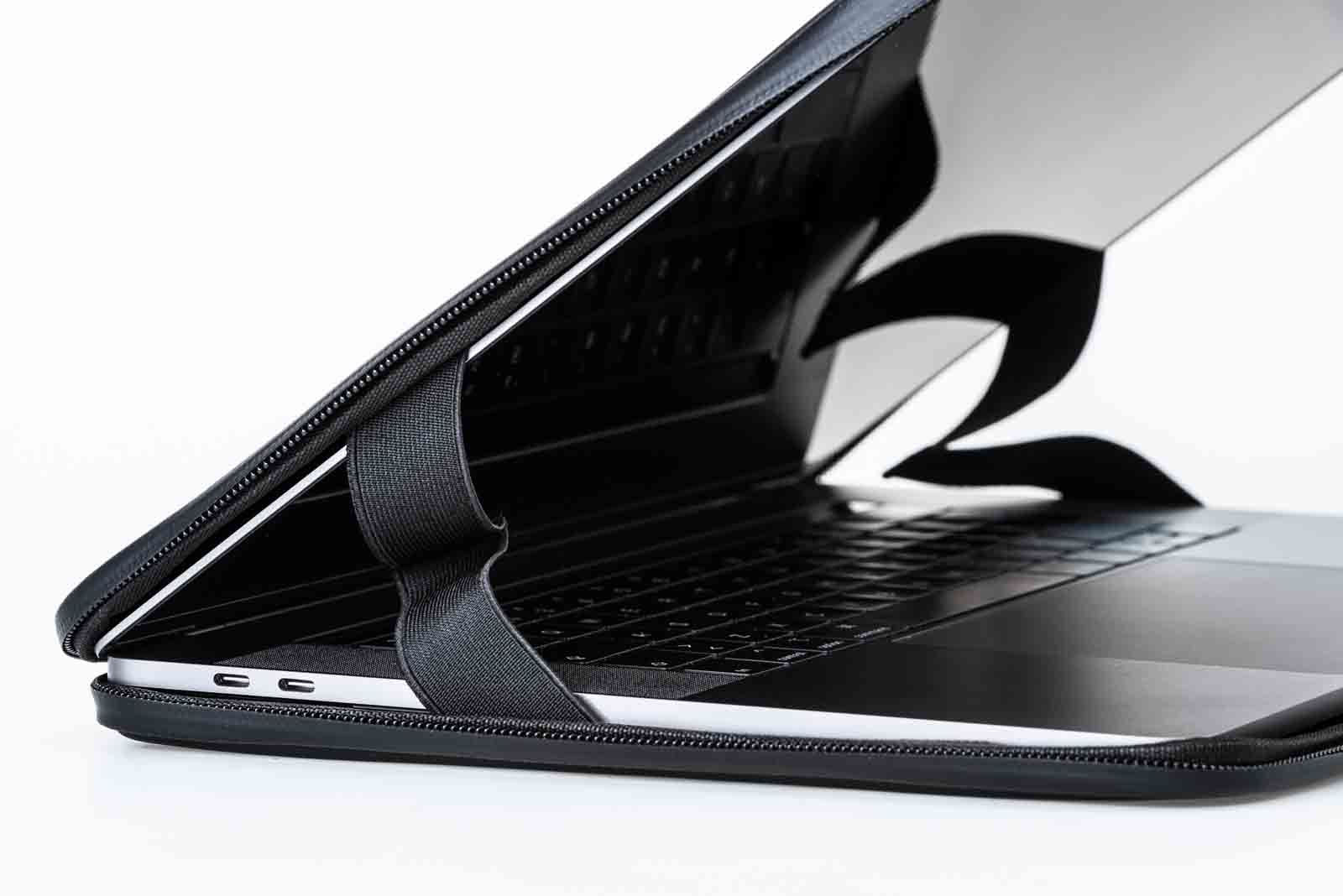 Subtech Drycase mit teilgeöffnetem Verschluss zum wasserdichten Schutz von Smartphone, Dokumenten und Wertsachen. Robuste Schutzhülle für Bootssport, Wasserrettung, Kajaktouren, Reisen und Outdoor-Abenteuer bei Nässe und Spritzwasser.