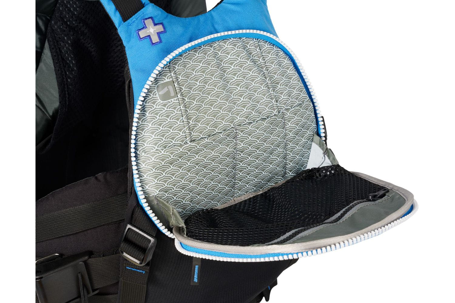 Detailaufnahme der geöffneten Fronttasche der Astral GreenJacket AquaFade Rettungsweste mit Stauraum für Sicherheitsausrüstung bei Strömungsrettung, Wildwasserkajak, Rafting und professioneller Wasserrettung.
