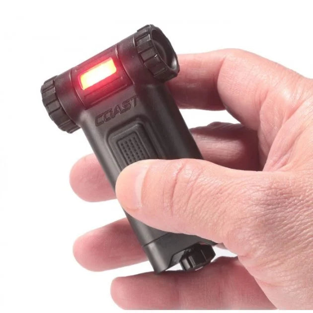 COAST HX4 LED Clip Light mit aktiviertem Rotlichtmodus. Kompakte Einsatzleuchte zur Befestigung an Kappe, Kleidung oder Ausrüstung für Feuerwehr, Rettungsdienst, Jagd, Outdoor und taktische Anwendungen.