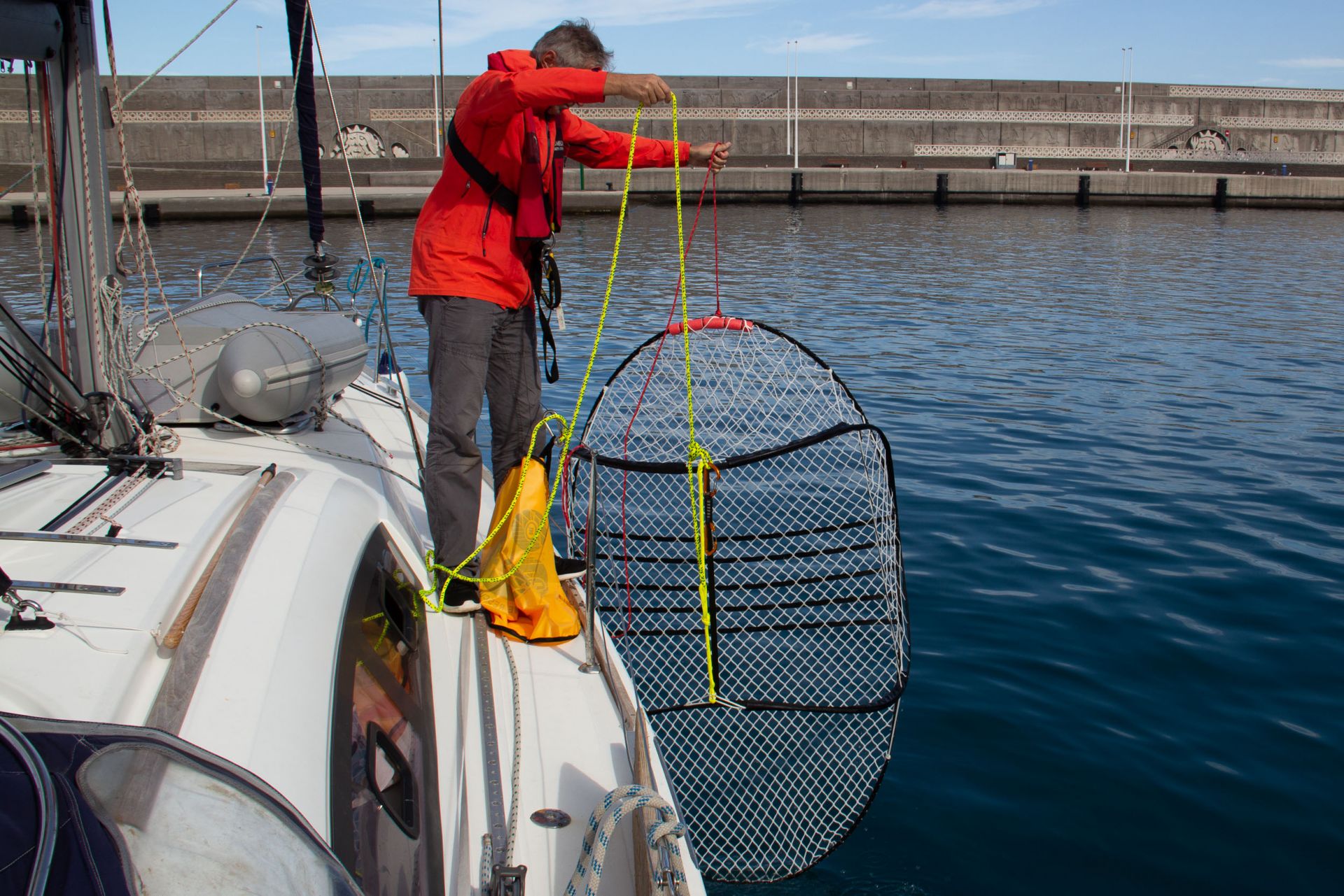 POB-NET Maritime Rescue System bei der Rettung einer Person über die Bordwand eines Einsatzbootes. Professionelles Bergungssystem für Wasserrettung, Feuerwehr, DLRG, Wasserwacht, Seenotrettung und maritime Rettungseinsätze.