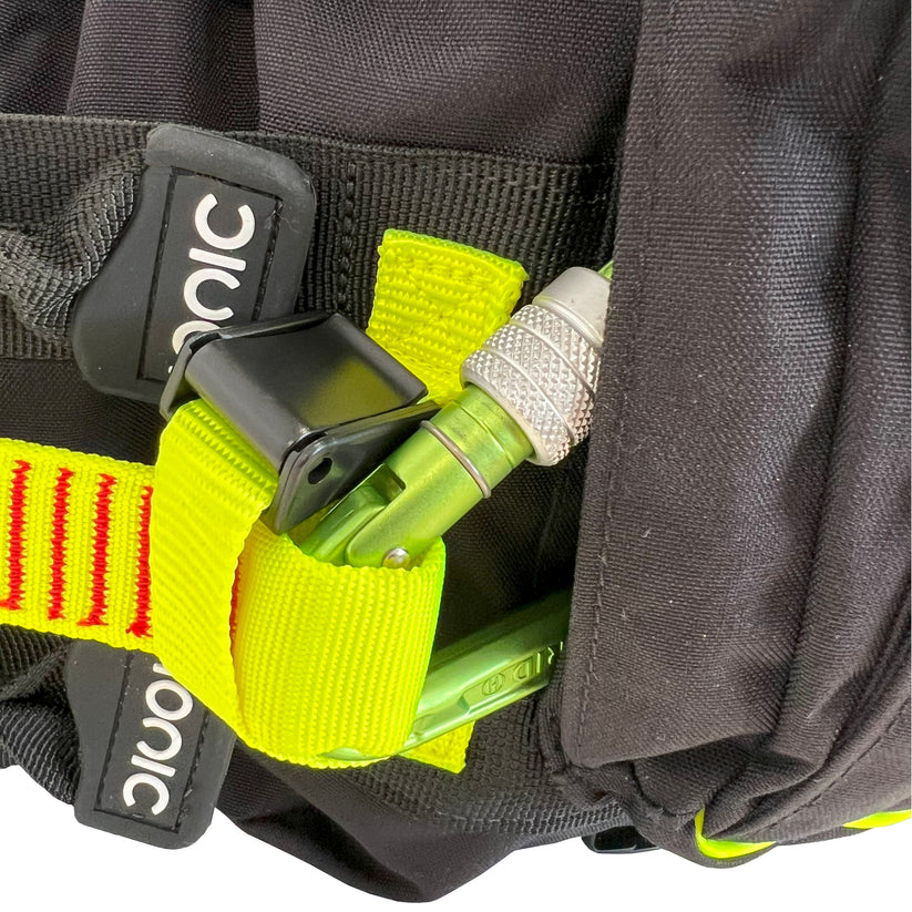 Detailansicht der Pro Matrix Strömungsrettungsweste mit Quick-Release-System und integrierter Halterung für Rettungsmesser – professionelle Sicherheitsausstattung für Wasserrettung, Feuerwehr, DLRG, Wasserwacht und Strömungsretter.