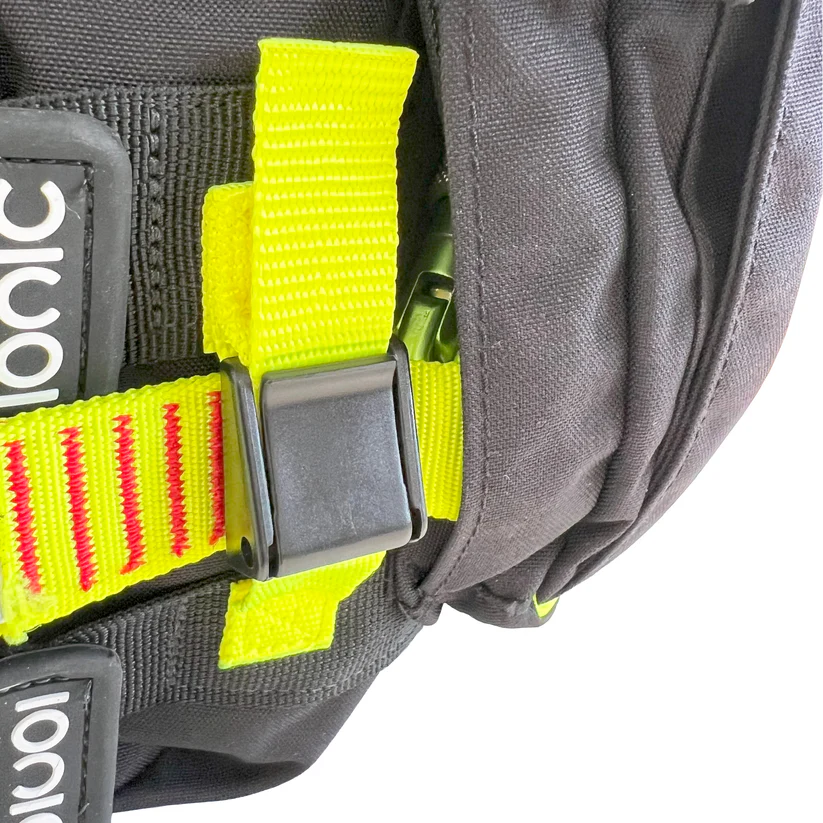 Detailaufnahme des Schnellverschlusses und Einsatzgurts der Pro Matrix Strömungsrettungsweste für Wasserrettung, Feuerwehr, DLRG und Wasserwacht – robuste Sicherheitsausstattung für Rettungseinsätze in fließenden Gewässern.