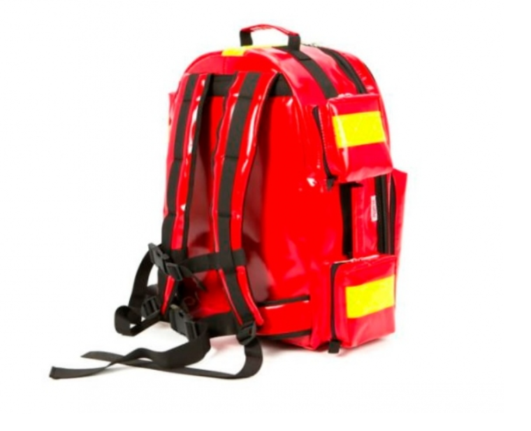 Roter Rettungsrucksack mit Schultergurt und kleinen Fächern an der Seite. Der Rucksack hat neon gelbe Akzente.