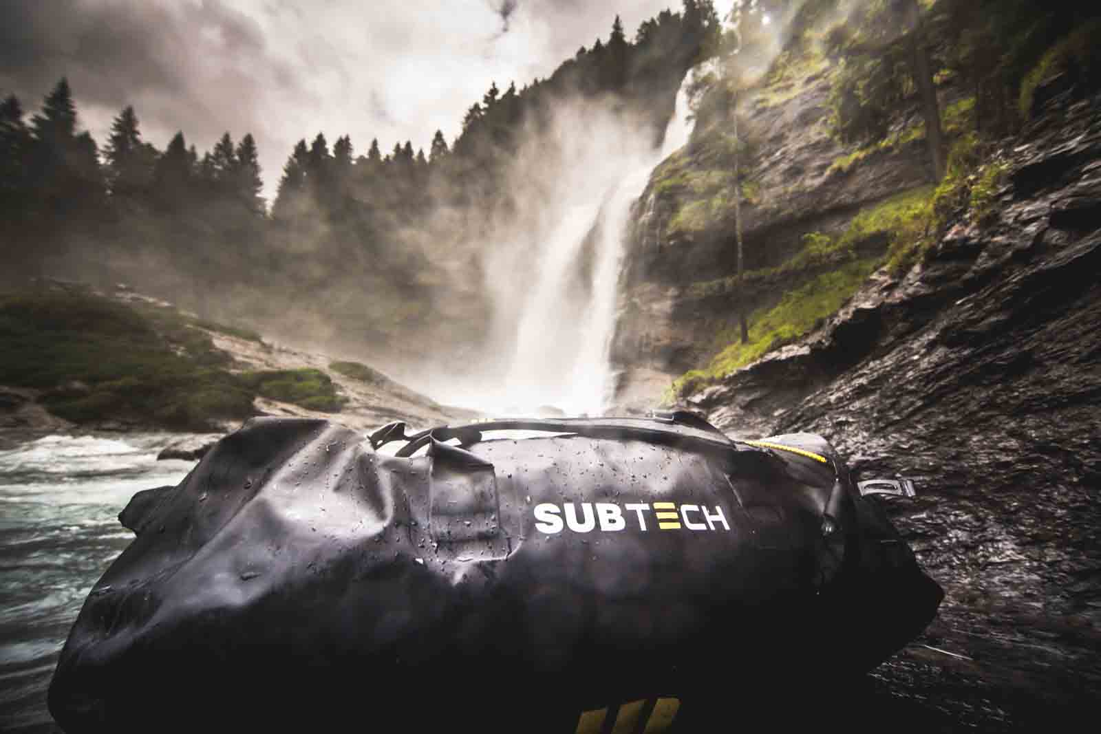Subtech Drybag im Expeditionseinsatz in Grönland mit Outdoor-Abenteurer Sören Rickards. Wasserdichte Ausrüstungstasche für Expeditionen, Kajaktouren, Wasserrettung, Bootssport und anspruchsvolle Outdoor-Einsätze.