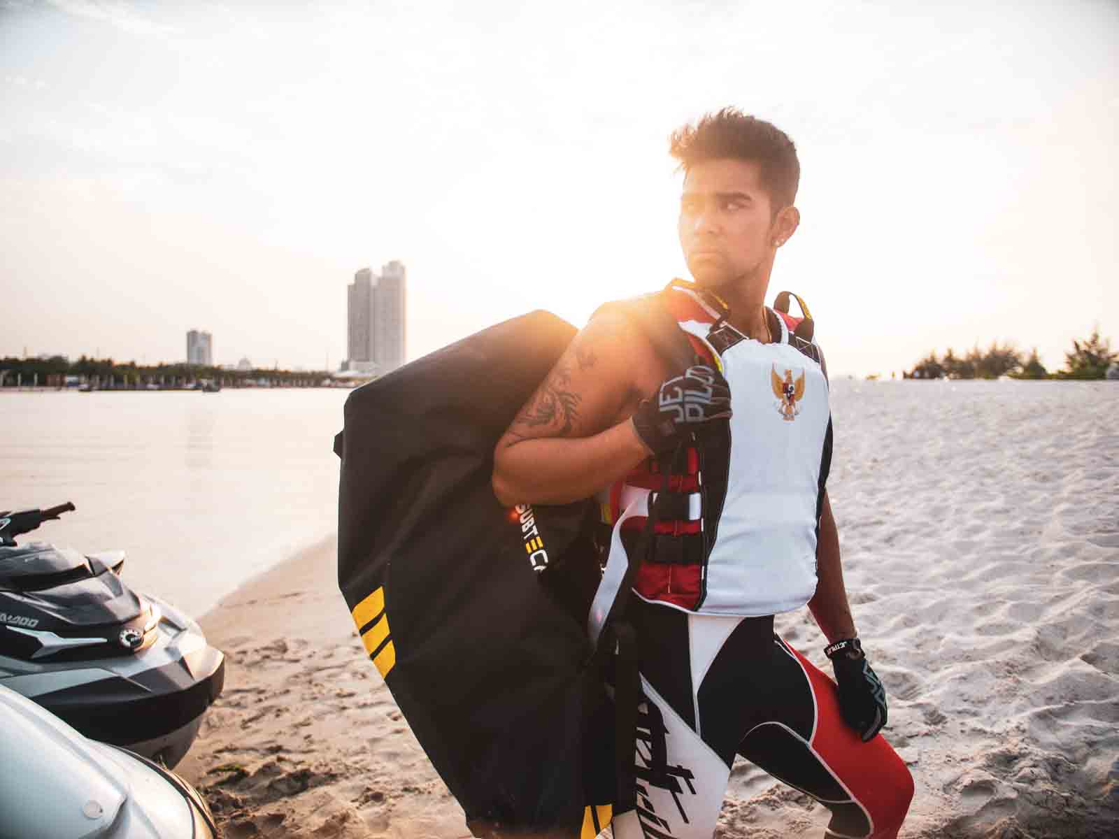 Subtech Drybag im Einsatz beim Jetski- und Wassersport. Wasserdichte Ausrüstungstasche für Jetski-Fahrer, Bootssport, Wasserrettung, Outdoor-Abenteuer und den sicheren Transport von Ausrüstung in nasser Umgebung.