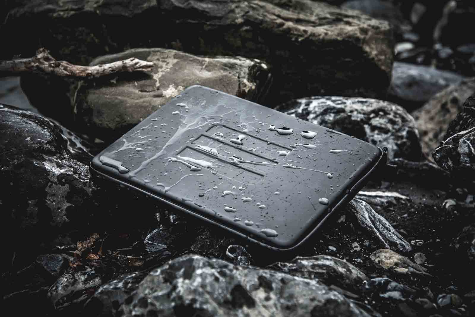 Subtech Drycase im Outdoor-Einsatz in alpiner Umgebung zum wasserdichten Schutz von Smartphone, Dokumenten und Wertsachen. Robuste Schutzhülle für Wandern, Bergsport, Wasserrettung, Kajaktouren, Reisen und anspruchsvolle Outdoor-Abenteuer.