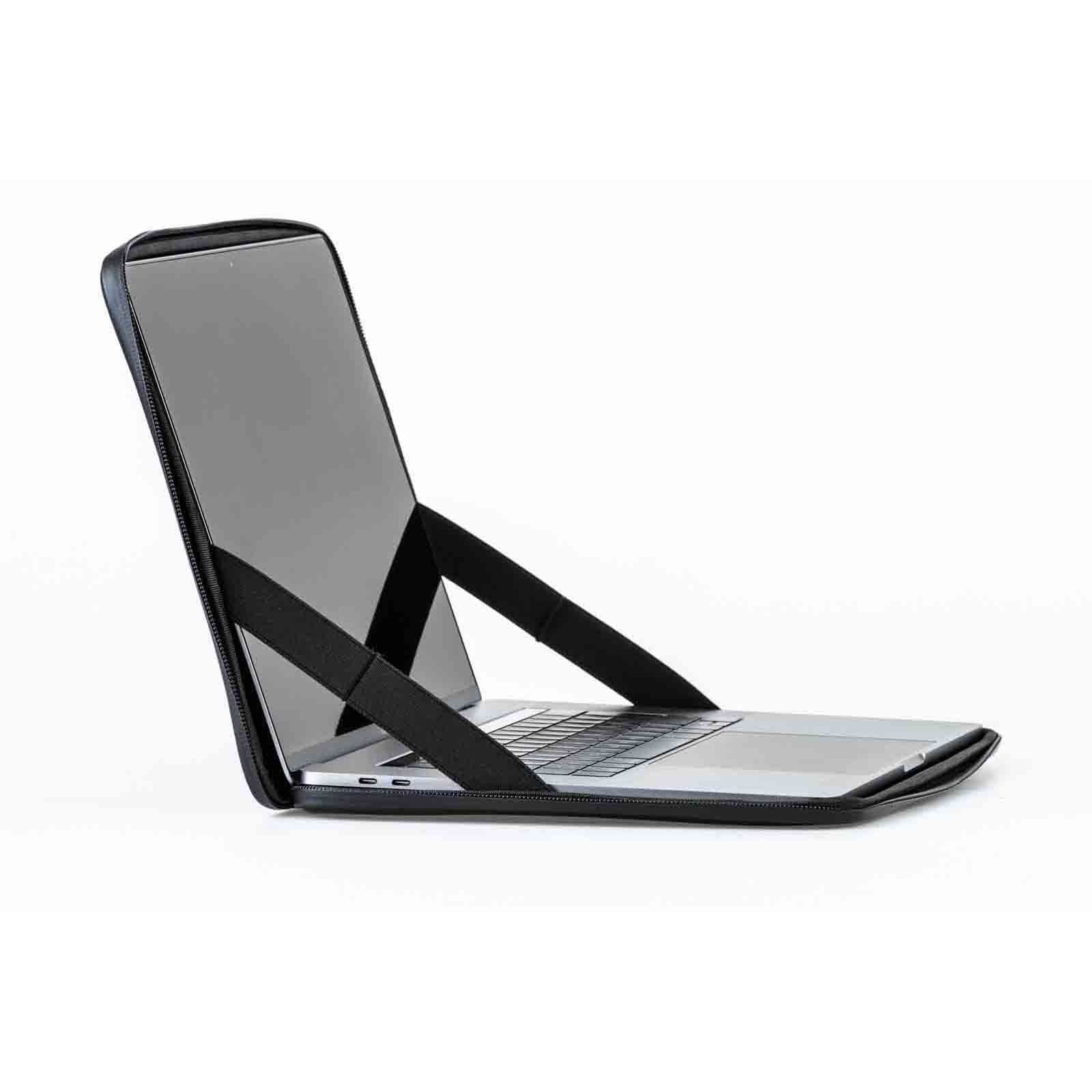 Wasserdichte Laptop-Hülle mit integrierter Aufstellfunktion für Notebook und mobilen Arbeitsplatz – ideal für Outdoor, Reisen, Bootstouren und den professionellen Einsatz unterwegs.