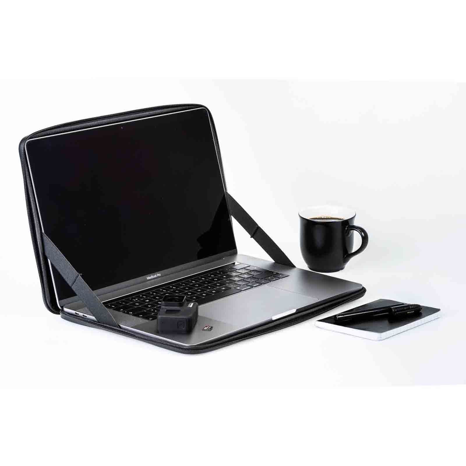 Wasserdichte Laptop-Tasche als mobile Workstation mit Notebook, Kaffeetasse und Notizblock – robuster Laptop-Schutz für mobiles Arbeiten, Reisen, Outdoor-Einsätze und den flexiblen Arbeitsplatz unterwegs.
